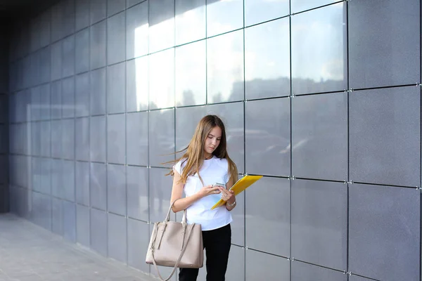 Empresário muito bem sucedido menina feminina usa telefone móvel, s — Fotografia de Stock
