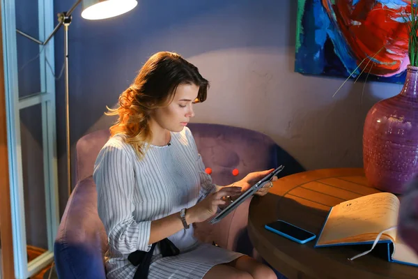 Mujer que utiliza la tecnología en la tableta del teléfono café —  Fotos de Stock