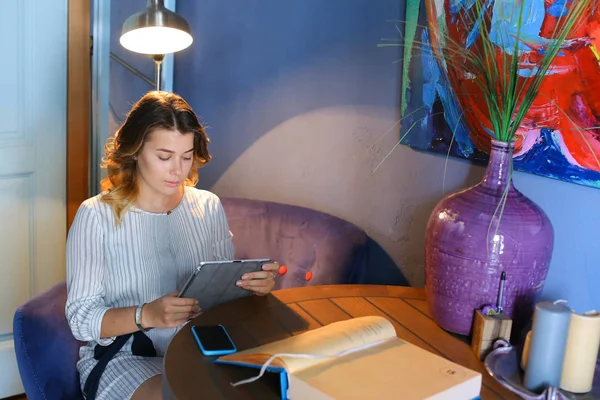 Mujer que utiliza la tecnología en la tableta del teléfono café —  Fotos de Stock