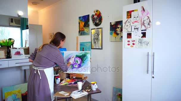 Magnifiques peintures féminines Image et réponse Appel entrant dans Art Studio . — Video