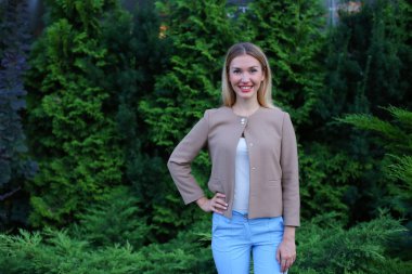 Gülümseyen ve kamera ve standları için poz çekici genç kız