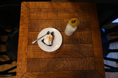 Yukarıda hangi süt şişesiyle s içme siyah görünümdür