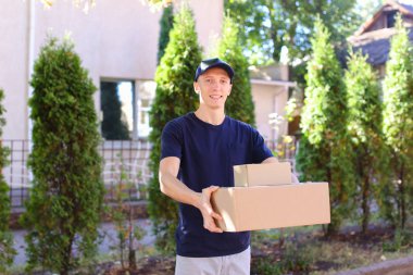 Genç kurye adam yakaladığında sipariş elinde kameraya gülümseyen ve