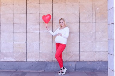 Zarif hamile sarışın gelecek arayan anne ve pozlar Phot için