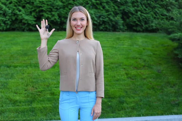 Jonge vrouw bezit in handen op vinger toetsen verheugt zich en lacht, s — Stockfoto