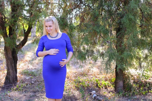 Güzel kız Out Walk için sakin ol, telaş o bekliyor