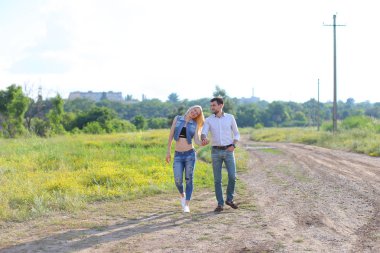 Güzel çift ayakta sokakta