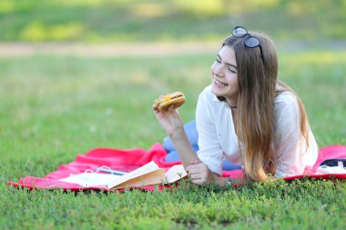 kadınsı çalışma park ve gıda snack bardaklarda yalan