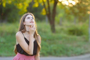Genç güzel kız duygu zevk zevk mutluluk gösterir