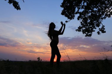 Çeşitli pozlar gösterilen ve alanında açık havada dans ince kız