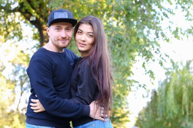 Konuşmak ve birbirimizi kameraya poz sarılma şirin çift ve