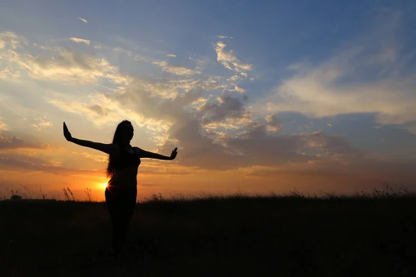 Slim girl showing various poses and dancing in a field outdoors — Stock Photo, Image