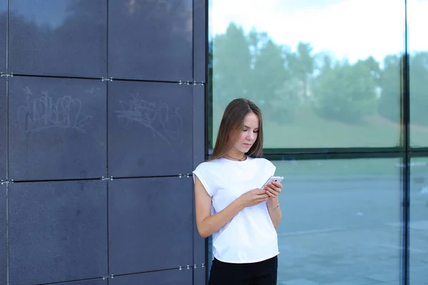 Mujer de negocios mujer de trabajo cerca de centro de negocios habla por teléfono — Foto de Stock