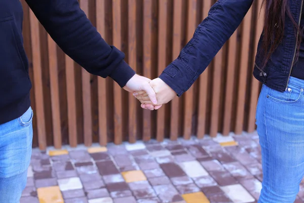 Las personas que aman firmemente se toman de la mano y se superan mutuamente, de pie —  Fotos de Stock