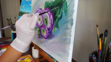 Yan görünümü Closeup sanatçı kadının el fırça Sanat stüdyosu çiçeklenir resmeden ile.