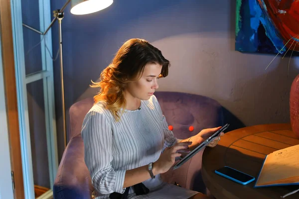 Mujer que utiliza la tecnología en la tableta del teléfono café —  Fotos de Stock