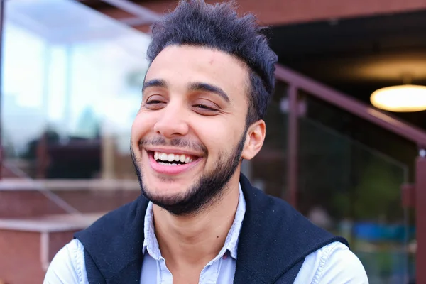 Retrato de alegre jovem muçulmano. Homem sorrindo e posando um — Fotografia de Stock