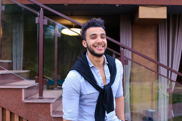 Retrato de alegre joven musulmán. Hombre sonriendo y posando un — Foto de Stock