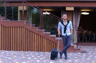 Genç adam Arap işadamı öğrenci geldiysen oraya restoran ile Su için