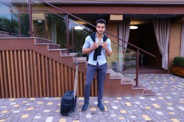 Genç adam Arap işadamı öğrenci geldiysen oraya restoran ile Su için