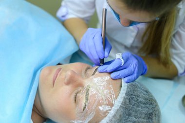 Fe çizim üzerinde çalışmaya konsantre kız ana mikrobleydingu