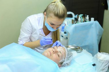 Fe çizim üzerinde çalışmaya konsantre kız ana mikrobleydingu