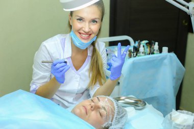 Kameraya bakarak ve gülümseyen, kendimi şirin kız ana kaşları