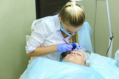 Fe çizim üzerinde çalışmaya konsantre kız ana mikrobleydingu