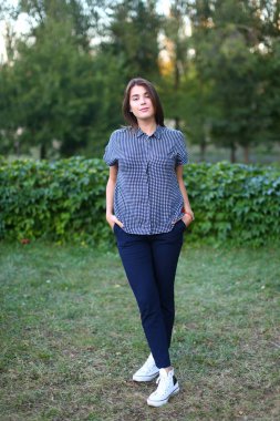 Güzel kadın kamera, sevimli seyir gülümseme ve saç düzeltir