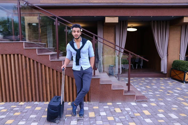 Młody facet Emiraty biznesmen Student przyszedł przejdź do restauracji z Su — Zdjęcie stockowe