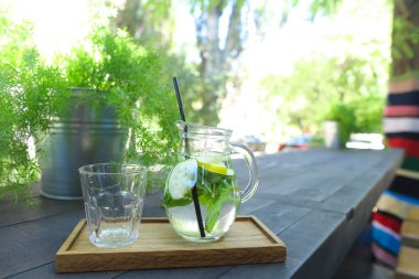 Cam sürahi ve saman ve cam yönlü Kupası st içme siyah