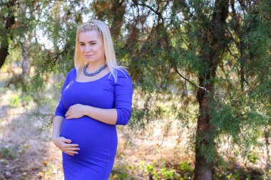 Güzel kız Out Walk için sakin ol, telaş o bekliyor