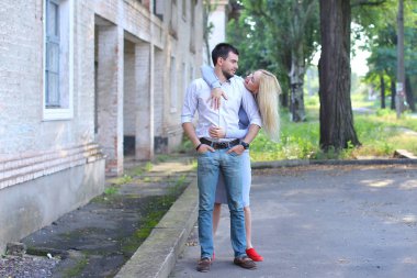 Fotoğraf için poz, gülüyor, her ot yanında duran aşıkları