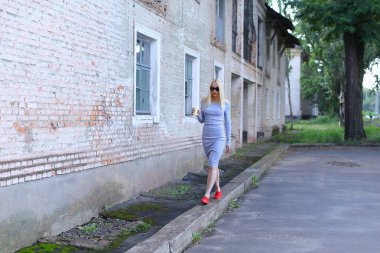 Kadın içme kahve americano.