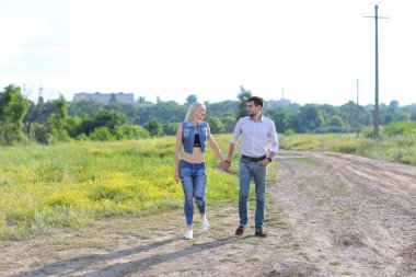 Güzel çift ayakta sokakta