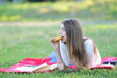 kadınsı çalışma park ve gıda snack bardaklarda yalan