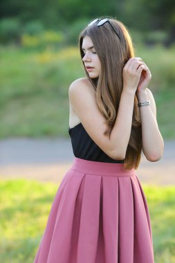 Genç güzel kız duygu zevk zevk mutluluk gösterir