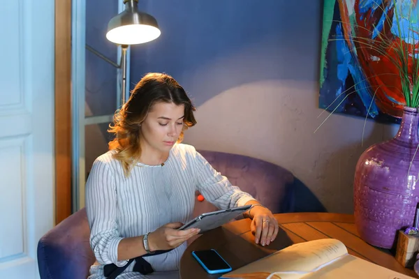 Mujer que utiliza la tecnología en la tableta del teléfono café —  Fotos de Stock