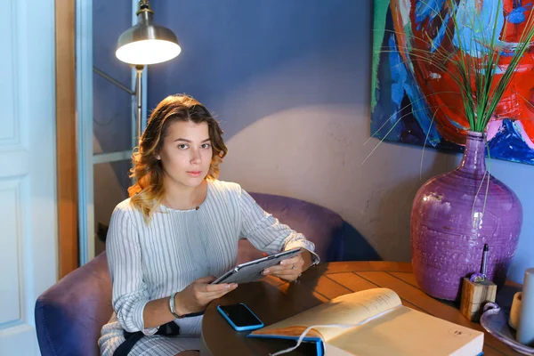 Mujer que utiliza la tecnología en la tableta del teléfono café — Foto de Stock