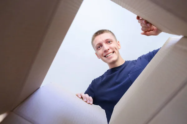 Hombre Abre Caja Sonriendo Estirando Sus Brazos al Interior del Recinto — Foto de Stock