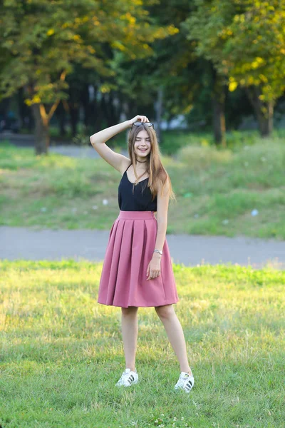 Jovem menina bonita mostra emoções prazer prazer felicidade — Fotografia de Stock