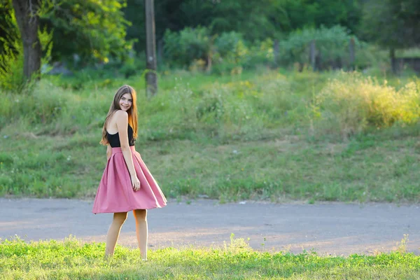 Jovem menina bonita mostra emoções prazer prazer felicidade — Fotografia de Stock