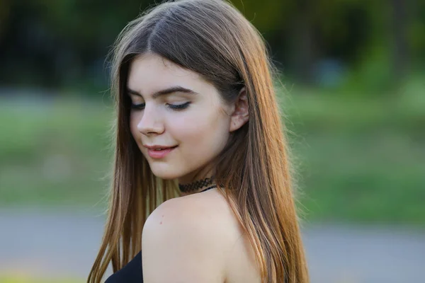 Junges schönes Mädchen zeigt Emotionen Freude Glückseligkeit — Stockfoto