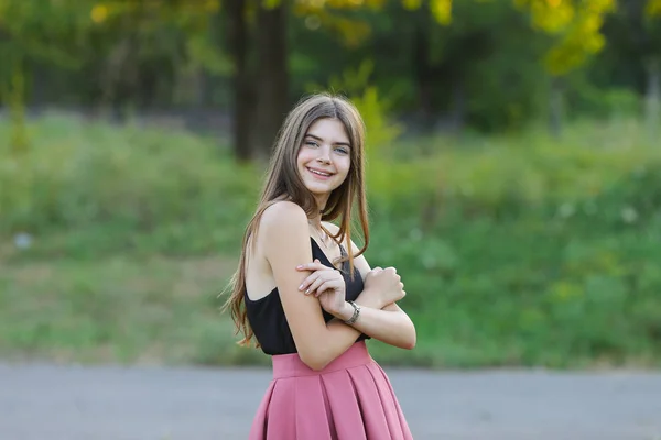 Junges schönes Mädchen zeigt Emotionen Freude Glückseligkeit — Stockfoto