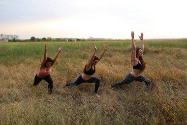 Aktif genç kadınlara bodur yaslanmış bacağını diz bükülmüş gerçekleştirmek
