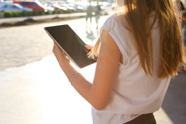 Kadın tablet iş merkezi tarama