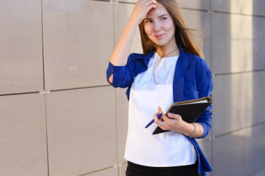 Sevimli öğrenci kız standları ve tarafına görünüyor, ajanda, S tutar