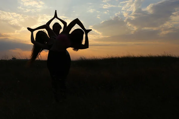 Genç kız poz spor ve gülümseyerek dans hareketleri ve pos gerçekleştirmek — Stok fotoğraf