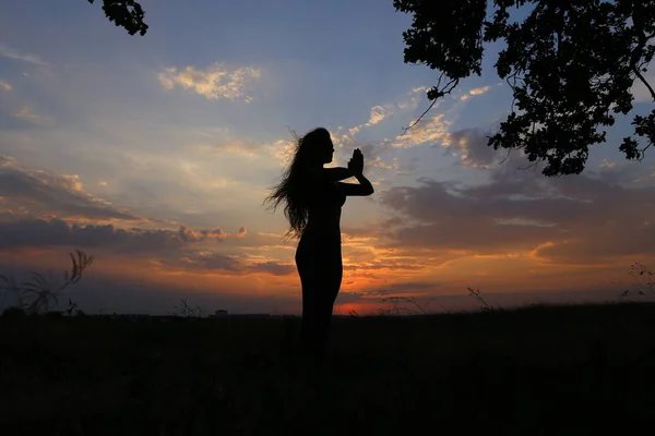 Szczupła dziewczyna pokazując różnych pozach i taniec w pole na świeżym powietrzu — Zdjęcie stockowe