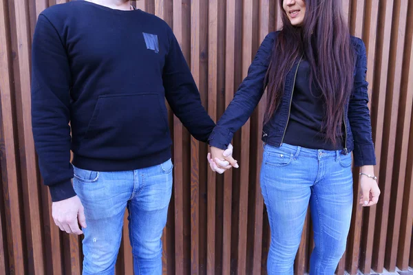 Liefdevolle mensen stevig handen te houden en elkaar, standin overwon — Stockfoto